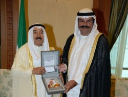 يقدم كتابه الجديد لأمير الكويت ونائب رئيس الحرس الوطني